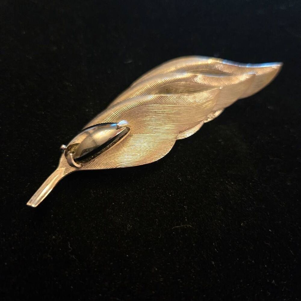 Vintage Silver Leaf Breoch Pin with Dark Silver Stone